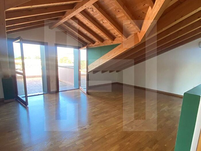 Appartamento trilocale in affitto in Via Martiri, Chiesanuova, Padova