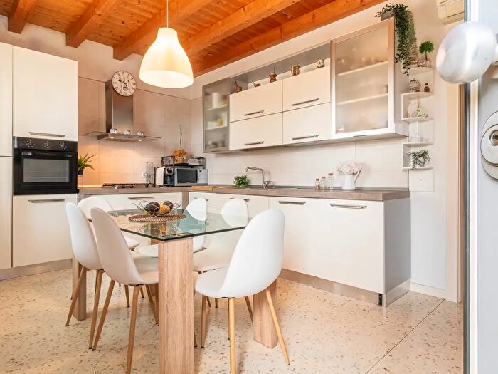 Appartamento quadrilocale in vendita in Via Cardinale dalla Costa, Pozzoleone