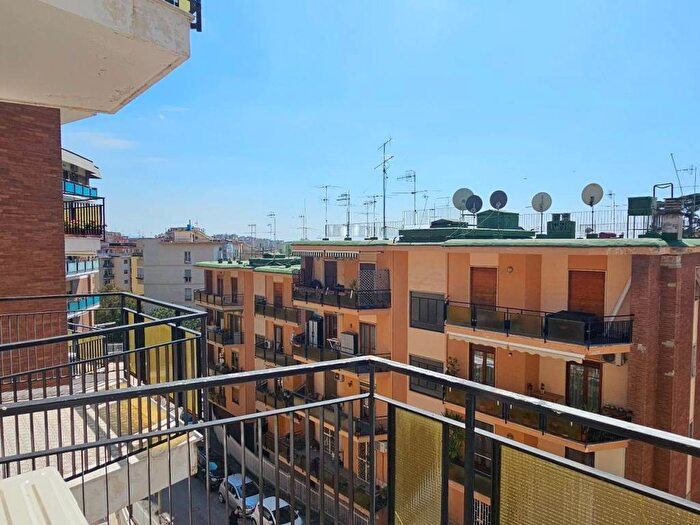 Appartamento trilocale in affitto in Via Domenico Fontana, Arenella, Napoli