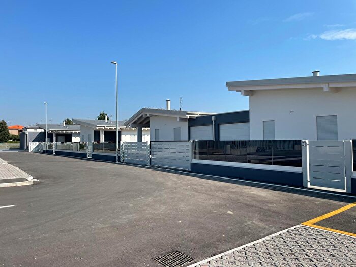 Casa con 5 locali in vendita in Via della Pace Snc, Galliera