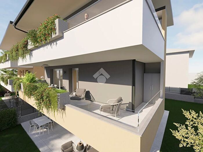 Appartamento trilocale in vendita in Via Monte Tomba, Varedo