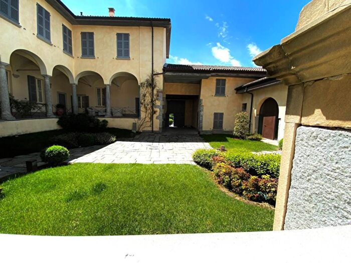 Appartamento trilocale in affitto in Via Antonio Greppi, Casatenovo