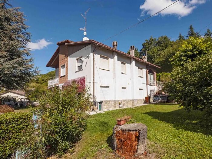 Casa con 8 locali in vendita in Palagano