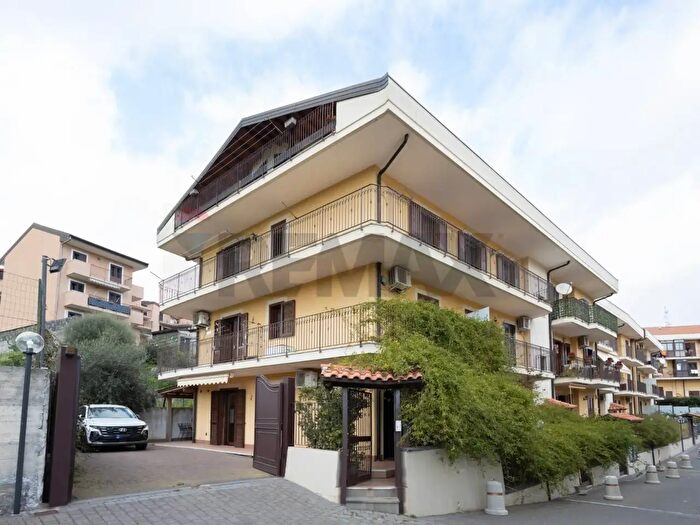 Appartamento con 5 locali in vendita in Via San Nicolò, Aci Catena