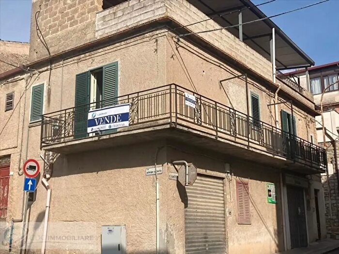Appartamento con 6 locali in vendita in Via Principe Umberto Vicari, Vicari