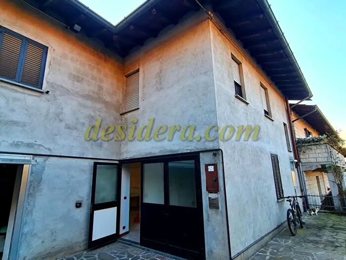 Casa con 7 locali in vendita in Taino