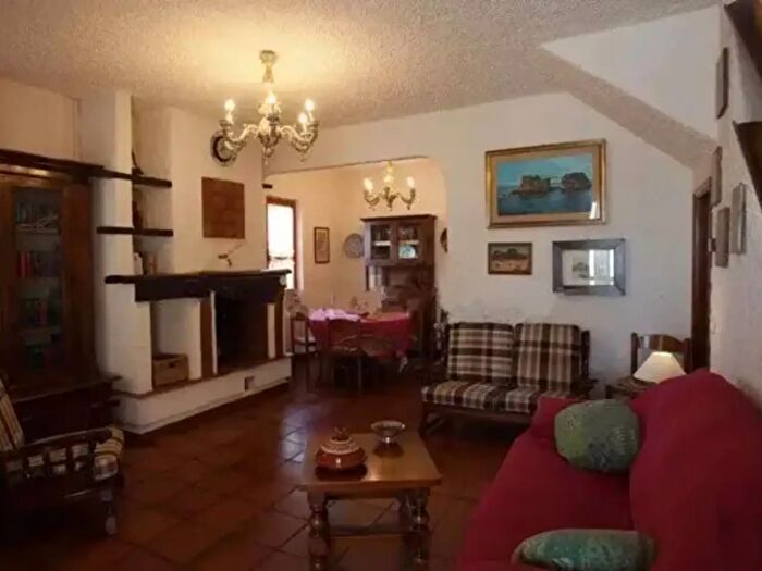 Casa con 6 locali in vendita in Viale Marina, Massa