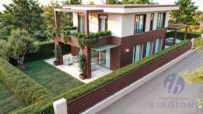 Casa con 9 locali in vendita in Forte Dei Marmi