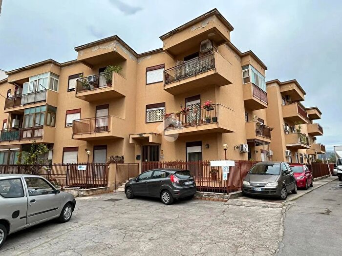 Appartamento trilocale in vendita in Via Castrense Civello, Palermo