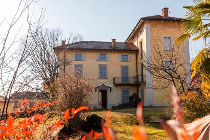 Casa con 6 locali in vendita in Via Giacomo Matteotti, Mercallo