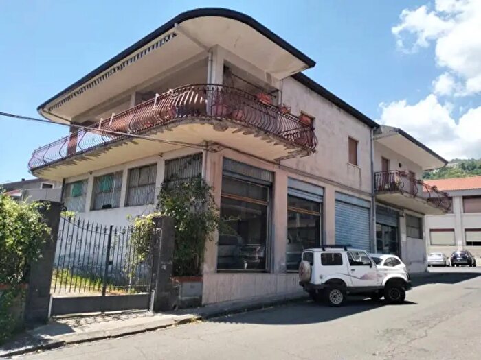 Casa con 6 locali in vendita in Piazzale Tien An Men, Zafferana Etnea