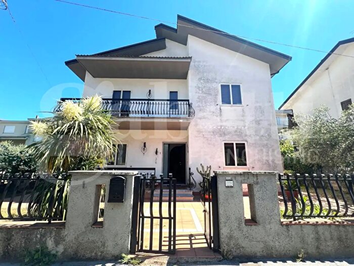 Casa con 6 locali in vendita in Via Alessandro Manzoni, Venafro