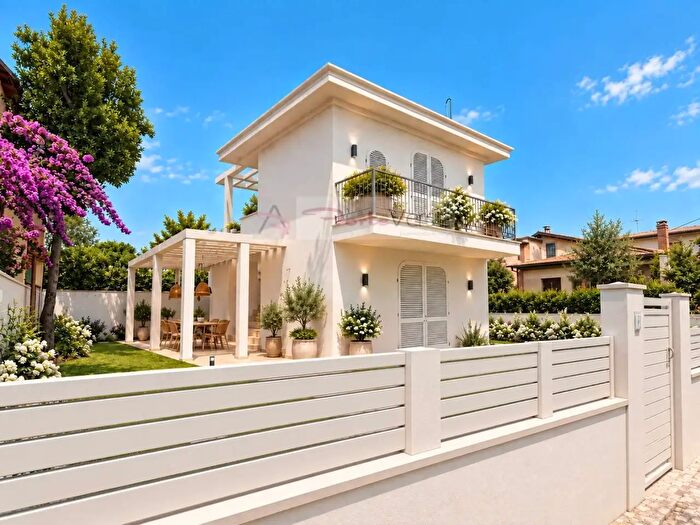 Casa quadrilocale in vendita in Via l Viani, Forte Dei Marmi