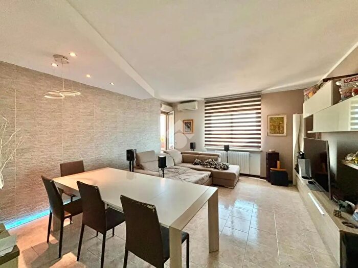 Appartamento trilocale in vendita in Via Fregonara Mario, Novara