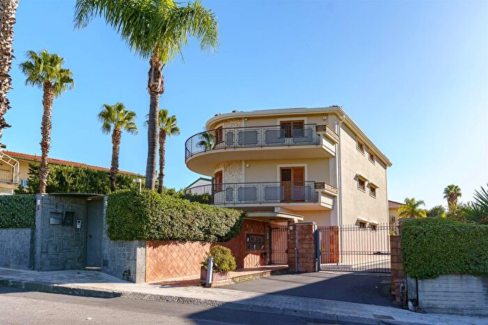 Appartamento con 6 locali in vendita in Via Cristoforo Colombo, Tremestieri Etneo