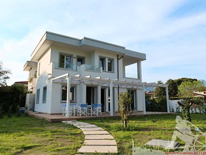 Casa con 6 locali in affitto in Caranna, Forte dei Marmi