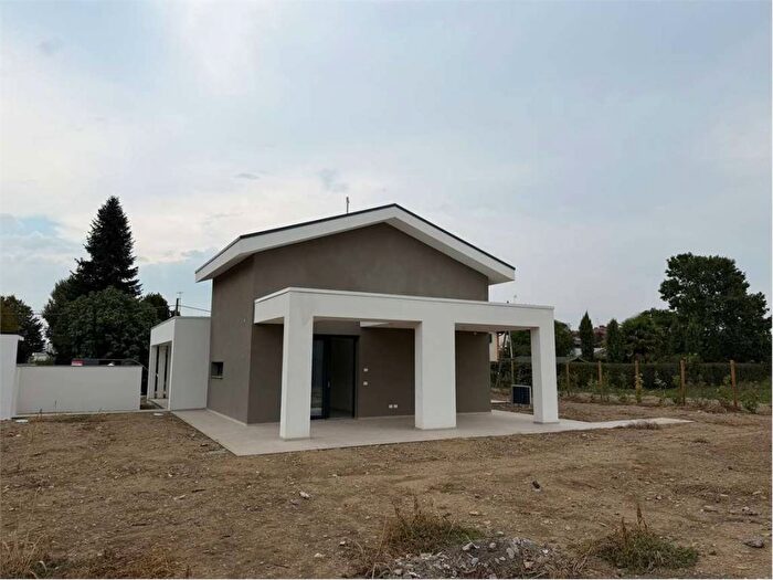 Casa quadrilocale in affitto in Via Zenzalose, Castelnuovo Rangone