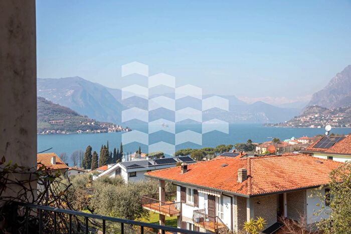 Casa con 9 locali in vendita in Via Conche, Sale Marasino