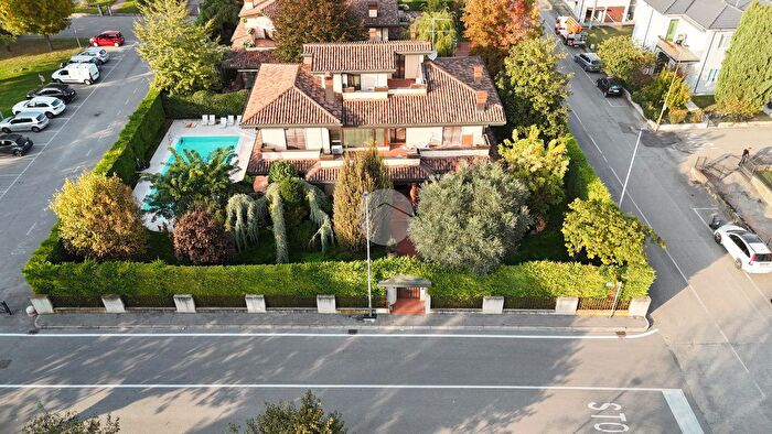 Casa con 8 locali in vendita in Via Aldo Moro, Zevio