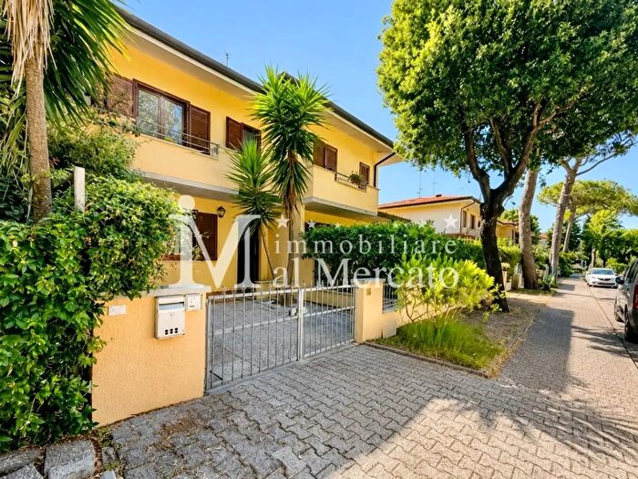 Casa con 7 locali in vendita in a Vincenzo Bellini, Viareggio