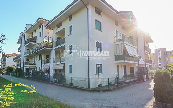 Appartamento quadrilocale in vendita in Via Stretta, Borgomanero