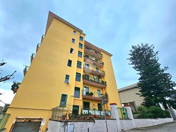 Appartamento con 5 locali in vendita in Via Ilioneo, Napoli
