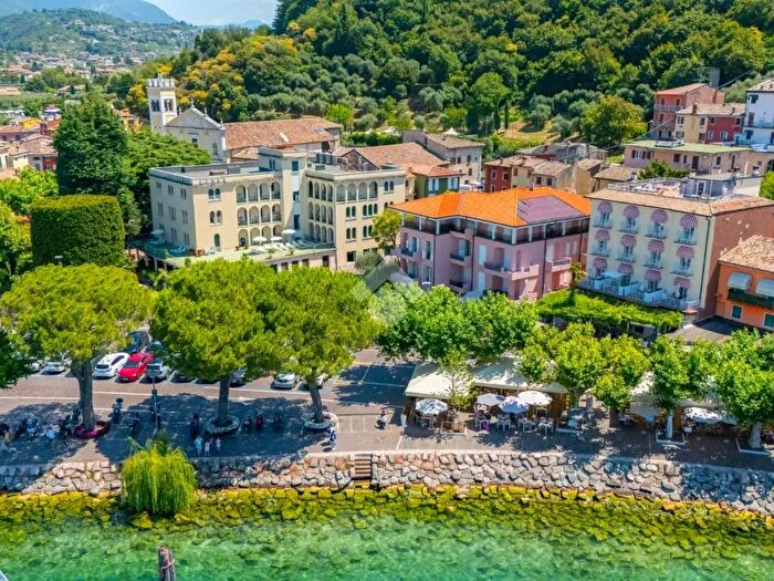 Appartamento con 5 locali in affitto in Via Virgilio, Garda