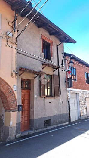 Casa con 8 locali in vendita in Via Roma, Magnano