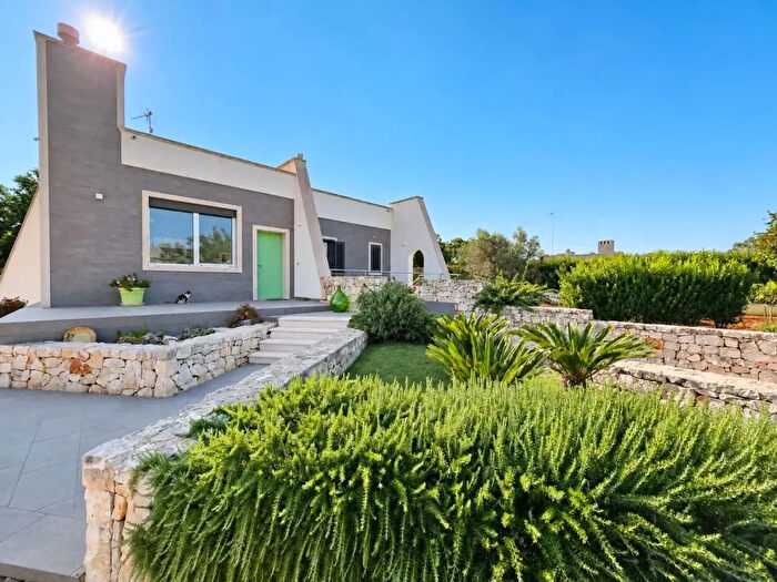 Casa con 14 locali in vendita in Ostuni