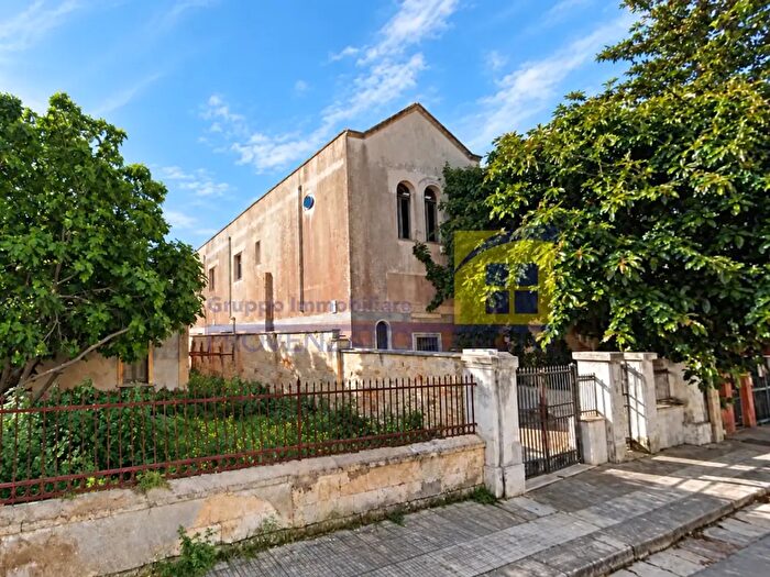 Casa con 10 locali in vendita in Via F Baracca, Brindisi