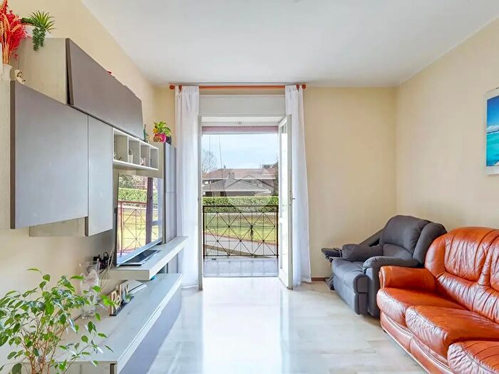 Appartamento trilocale in vendita in Via delle Rose, Gallarate