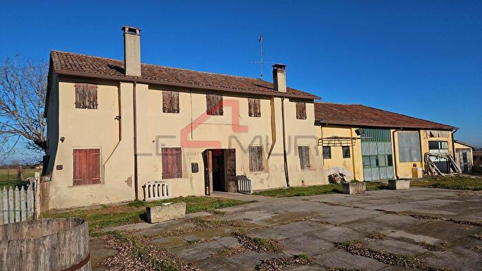 Casa con 14 locali in vendita in Nogara