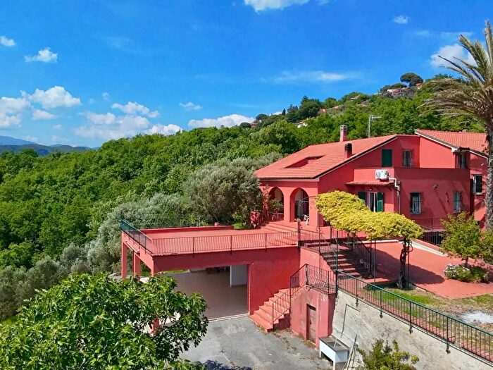 Casa con 8 locali in vendita in Via al Bricco, Finale Ligure