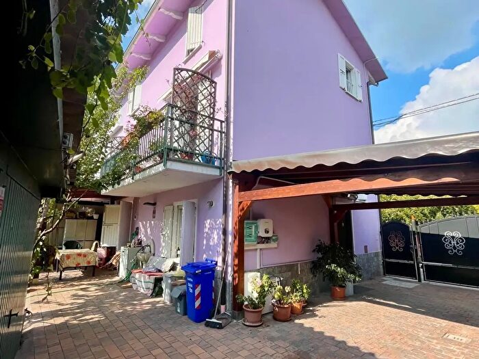 Casa con 7 locali in vendita in Collecchio