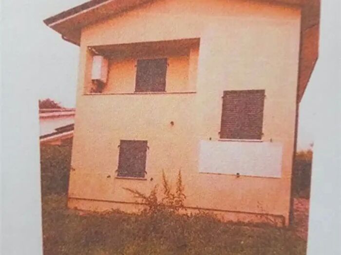 Casa con 9 locali in vendita in Luni