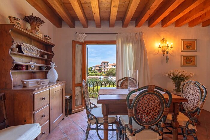 Casa con 7 locali in vendita in Olbia