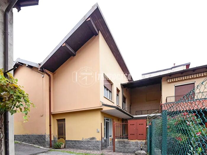 Casa con 6 locali in vendita in Via Armando Diaz, Erba