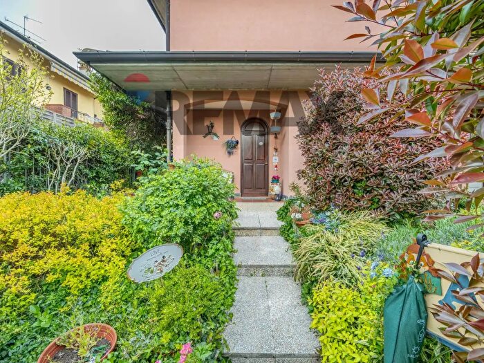 Appartamento con 5 locali in vendita in Via Monsignor Pietro Panzetti, San Colombano Al Lambro