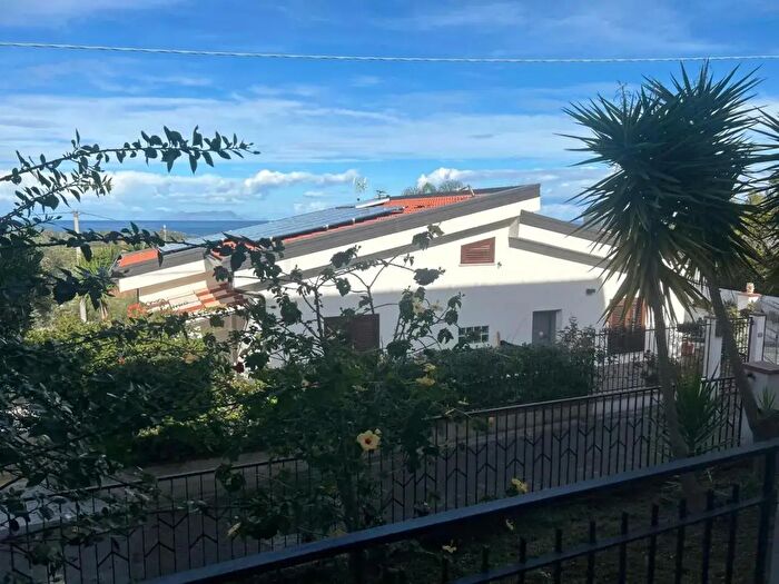 Casa con 6 locali in vendita in Cda Zura Snc, Furnari