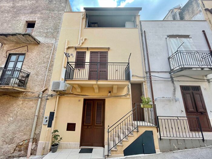 Casa con 7 locali in vendita in Via Ravenna, Castellammare Del Golfo