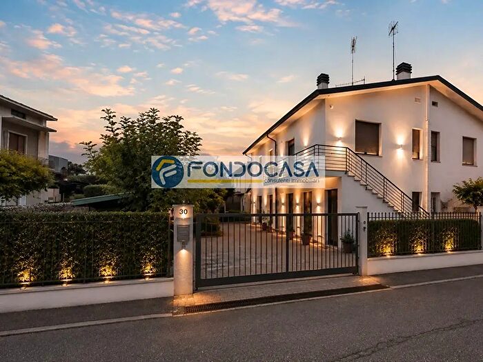 Appartamento trilocale in vendita in Via Custoza, Desenzano Del Garda