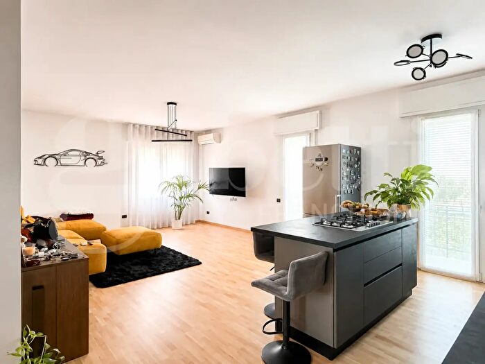 Appartamento con 5 locali in vendita in Via Tiberio Umberto Barbarani, Padova