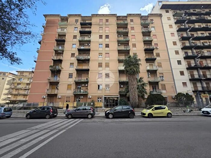 Appartamento quadrilocale in vendita in Via Ernesto Basile, Palermo