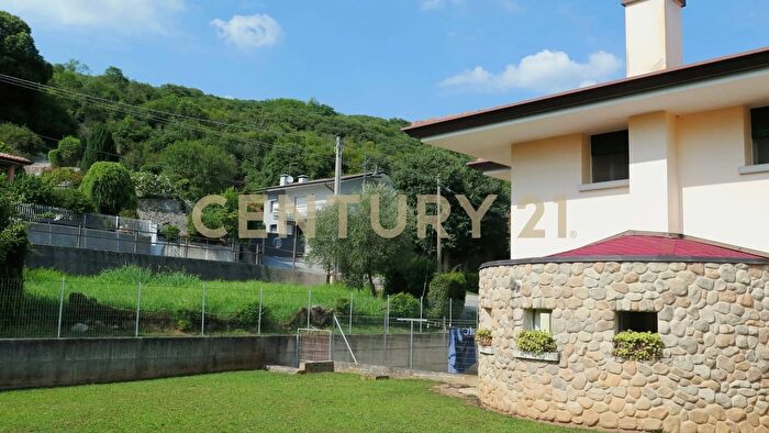 Casa con 8 locali in vendita in Via Topadich, Medea