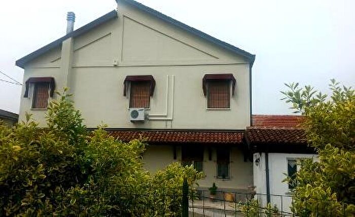Casa con 10 locali in vendita in Cava Manara