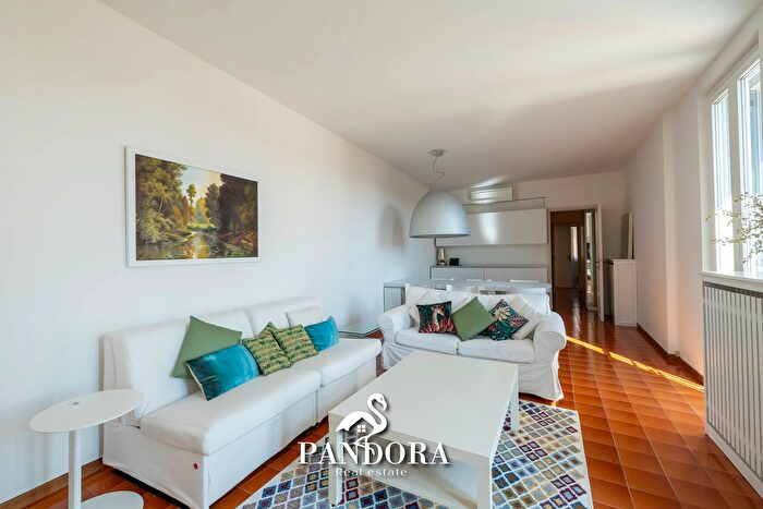 Appartamento trilocale in vendita in Via Paletta, Angera