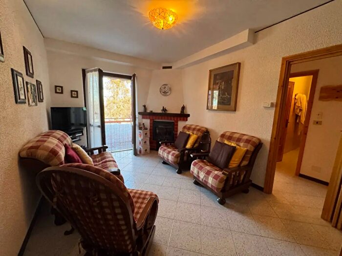 Appartamento trilocale in vendita in Via Tetti, Roburent