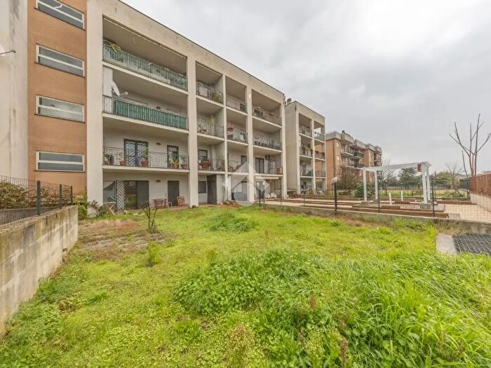 Appartamento trilocale in vendita in Via di Lunghezza, Roma