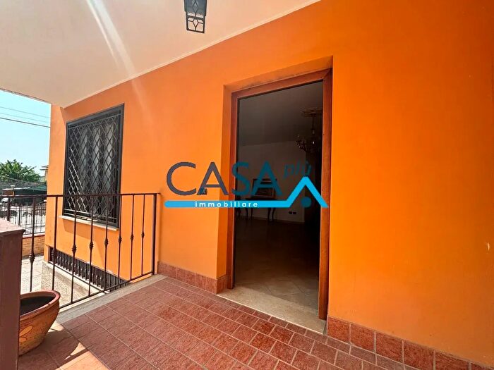 Casa con 8 locali in vendita in Vitulazio