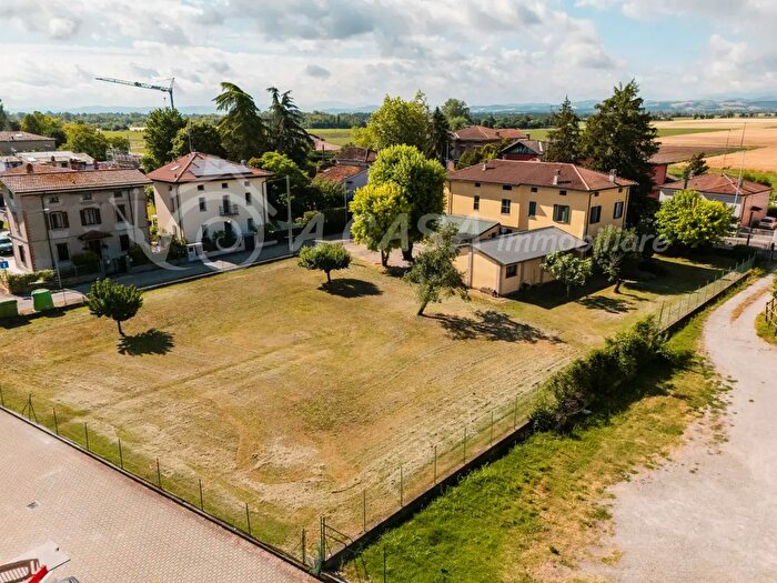Casa con 15 locali in vendita in Via Donatori di Sangue, Parma